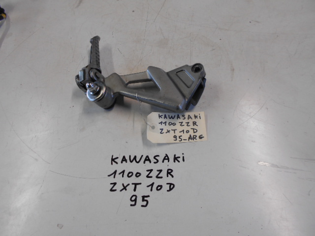Platine de repose pied arrière gauche KAWASAKI 1100 ZZR ZXT10D - 95: Pi�ce d'occasion pour moto