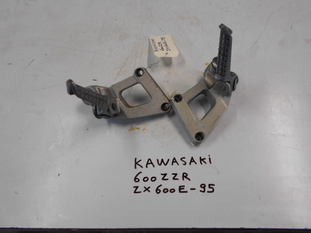 Repose pieds arrière KAWASAKI 600 ZZR ZX600E - 95: Pi�ce d'occasion pour moto